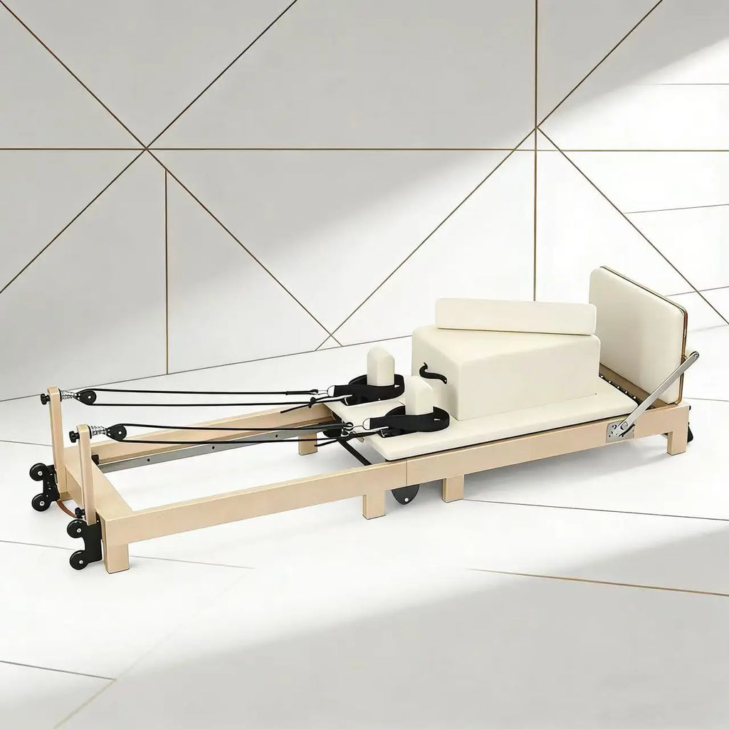 Reformer Pilates en érable, sellerie crème, vue de trois quarts