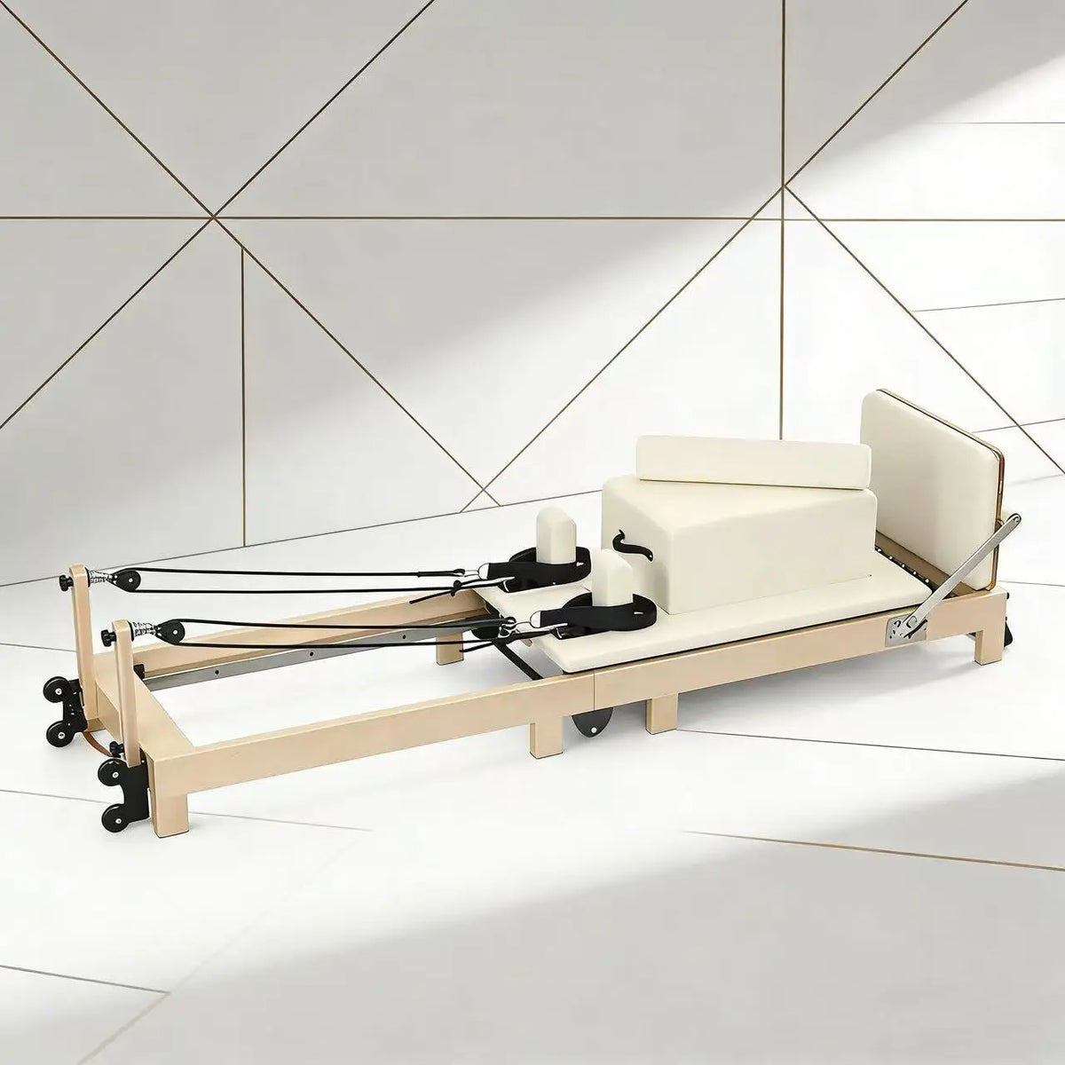 Reformer Pilates en érable, sellerie crème, vue de trois quarts