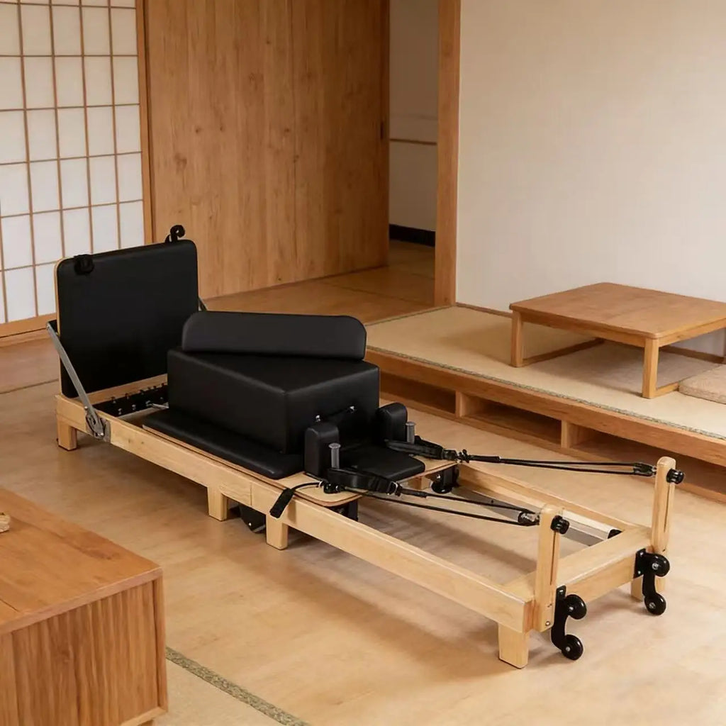 Reformer Pilates en érable dans un salon
